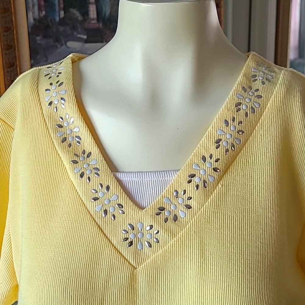 Ladie's Top ❤️ - Picture 2 of 6